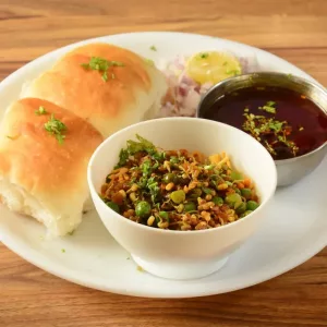 मिसळपाव रेसिपी मराठी | misal pav recipe in marathi